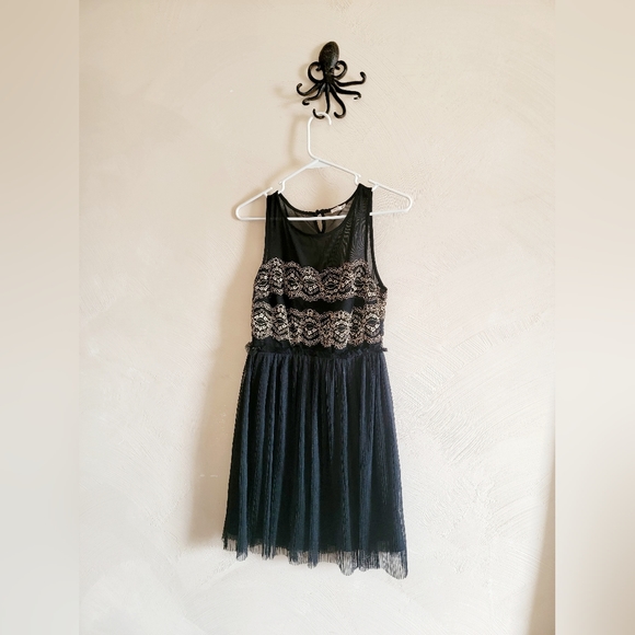 En creme black and gold mini unique dress. Size S - Picture 8 of 15